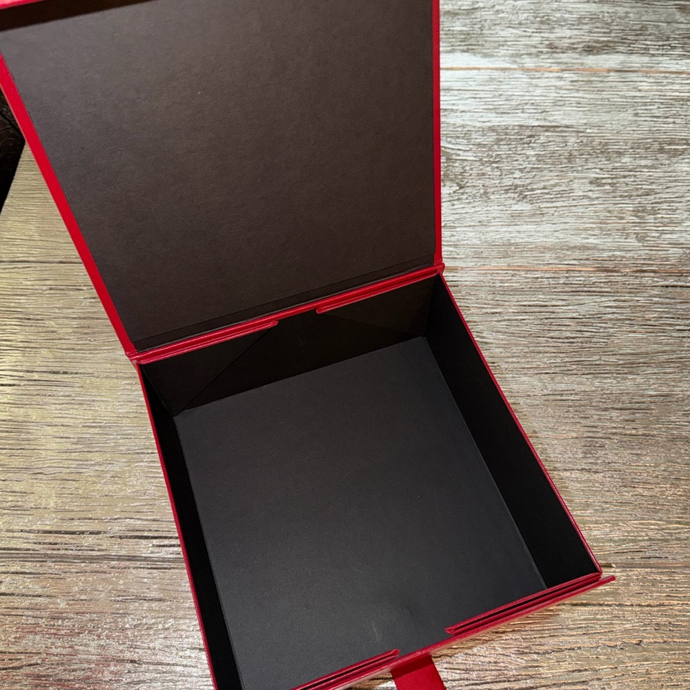 Cartier Luxurious Red Box with Ribbon - Picture 3 of 3